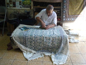 Rzemieślnik stemplujący ozdobną tkaninę
