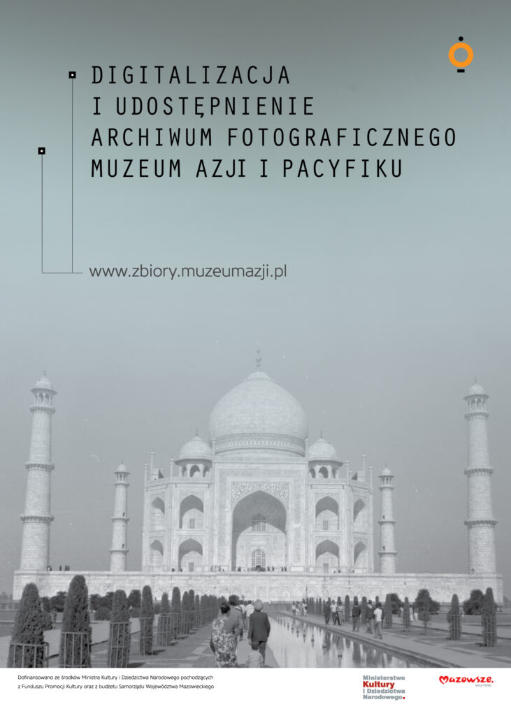 plakat na tle taj mahal, monumentalnej bialej budowli z kopułami