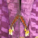 detal osdobnej tkaniny z fioletowego aksamitu