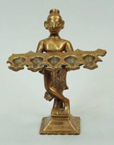lampa z brązu przedstawiająca postać trzymającą lampę na 5 palników