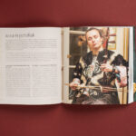 fotografaia przedstawiająca wnętrze katalogu na stronach zdjęcie kobiety grającej na instrumencie smyczkowym i tekst