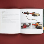 fotografaia przedstawiająca wnętrze katalogu na stronach zdjęcia instrumentów muzycznych i tekst