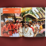 fotografaia przedstawiająca wnętrze katalogu na stronach zdjęcia obrzedu z Indonezji