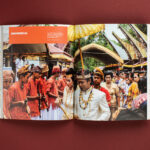fotografaia przedstawiająca wnętrze katalogu na stronach zdjęcia obrzedu z Indonezji