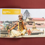 fotografaia przedstawiająca wnętrze katalogu na stronach zdjęcie indyjskiego jogina na tle zabudowań