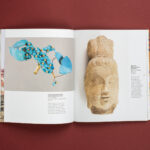 fotografaia przedstawiająca wnętrze katalogu na stronach zdjęcia różnych obiektów i tekst