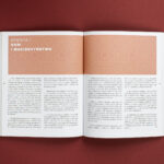 fotografaia przedstawiająca wnętrze katalogu na stronach grafika i tekst