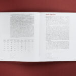 fotografaia przedstawiająca wnętrze katalogu na stronach tabela z symbolami i tekst