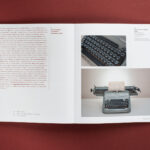 fotografaia przedstawiająca wnętrze katalogu na stronach zdjęcia maszyny do pisania i tekst