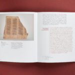 fotografaia przedstawiająca wnętrze katalogu na stronach fragment manuskryptu i tekst