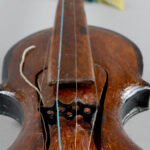 drewniany instrument strunowy podobny do skrzypiec