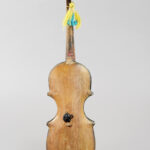 drewniany instrument strunowy podobny do skrzypiec widziany od tyłu