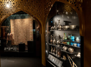 Gablota z ceramiką w przestrzeni bazaru