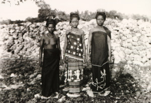 czarnobiałe zdjęcie przedstawiające trzy kobiety na dworze