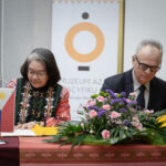Zdjęcie przestawia moment przekazania daru z Filipin. Ceremonia przekazania lutni kudyapi przez JE Ambasador Filipin, Panią Leah M. Basinang-Ruiz, na ręce Dyrektora Muzeum, Pana Józefa Zalewskiego.