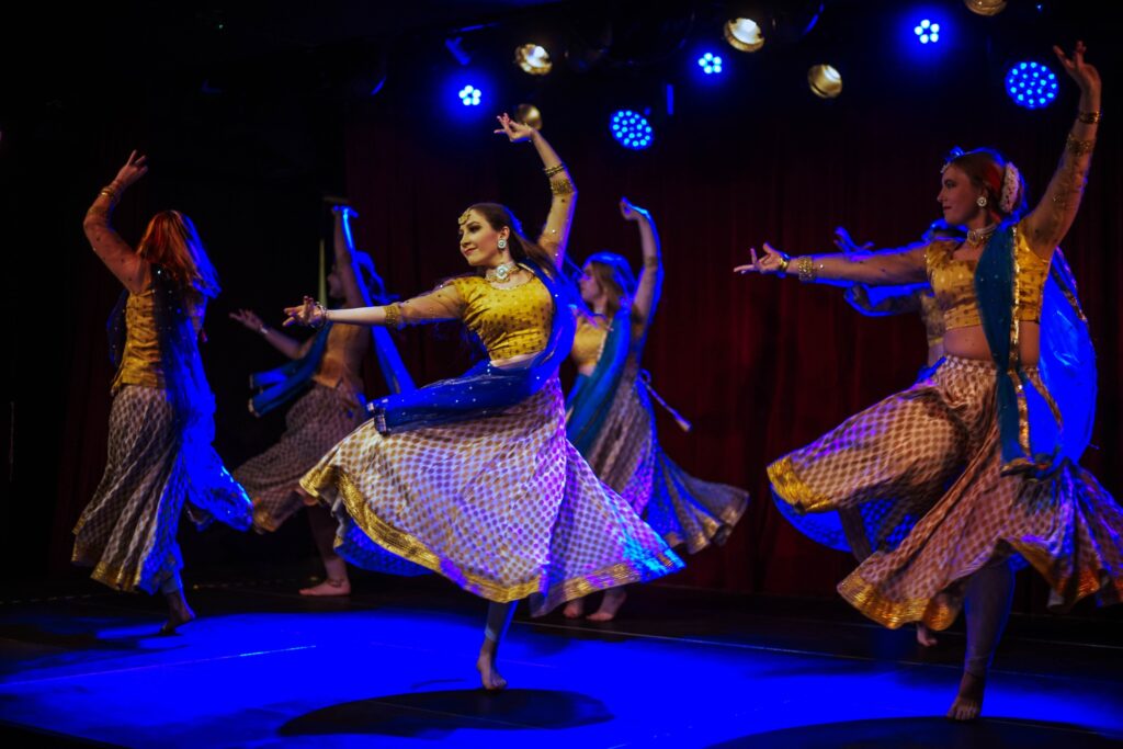 Zdjęcie przestawiające zespół tańca kathak.