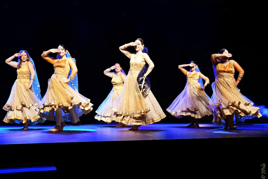 Zdjęcie przestawiające zespół tańca kathak.
