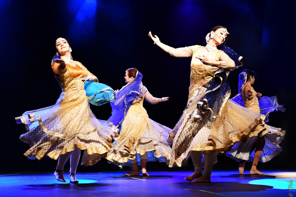 Zdjęcie przestawiające zespół tańca kathak.