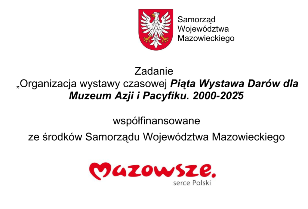 Tablica informująca o dofinansowaniu: Zadanie „Organizacja wystawy czasowej Piąta Wystawa Darów dla Muzeum Azji i Pacyfiku. 2000-2025".