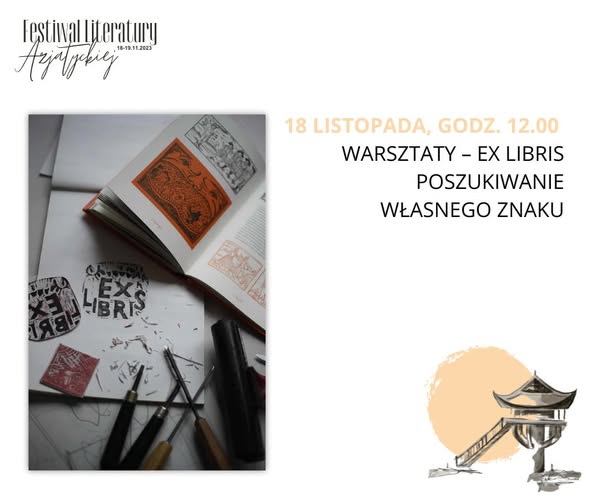 grafika przedstawia fragment fotografii z odbitymi na karte napisami "ex libris", dłutkami leżącymi obok oraz książką otwartą na zdjęciu przedstawiającą przykład odbicia w czerwonym tuszu chińskiej pieczęci. w prawym dolnym rogu logo festiwalu, nad nim napis "warsztaty ex-libris - poszukiwanie własnego znaku.