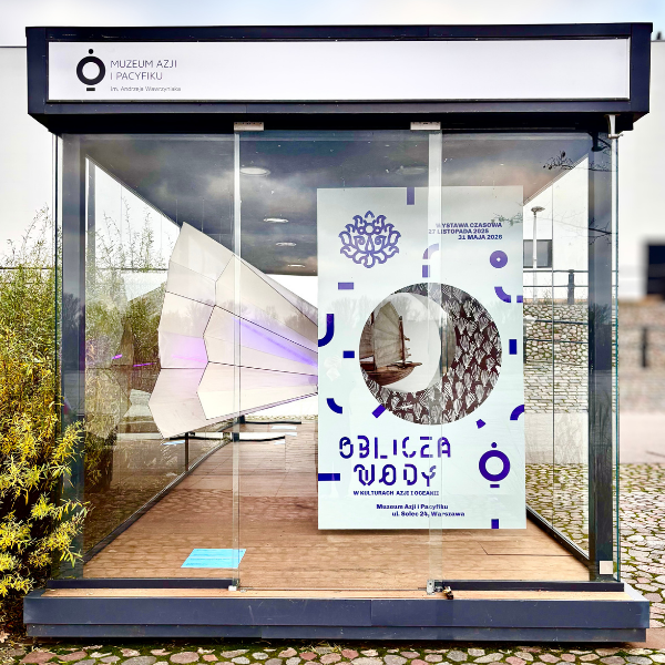 Obraz wpisu - Wystawa plenerowa MAiP nad Wisłą: „Oblicza wody w kulturach Azji i Oceanii”