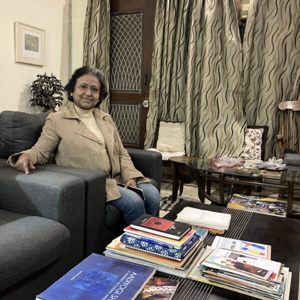 Obraz wpisu - Spotkanie z artystką na wystawie  „Kontemplacje. Podróż w indygo”